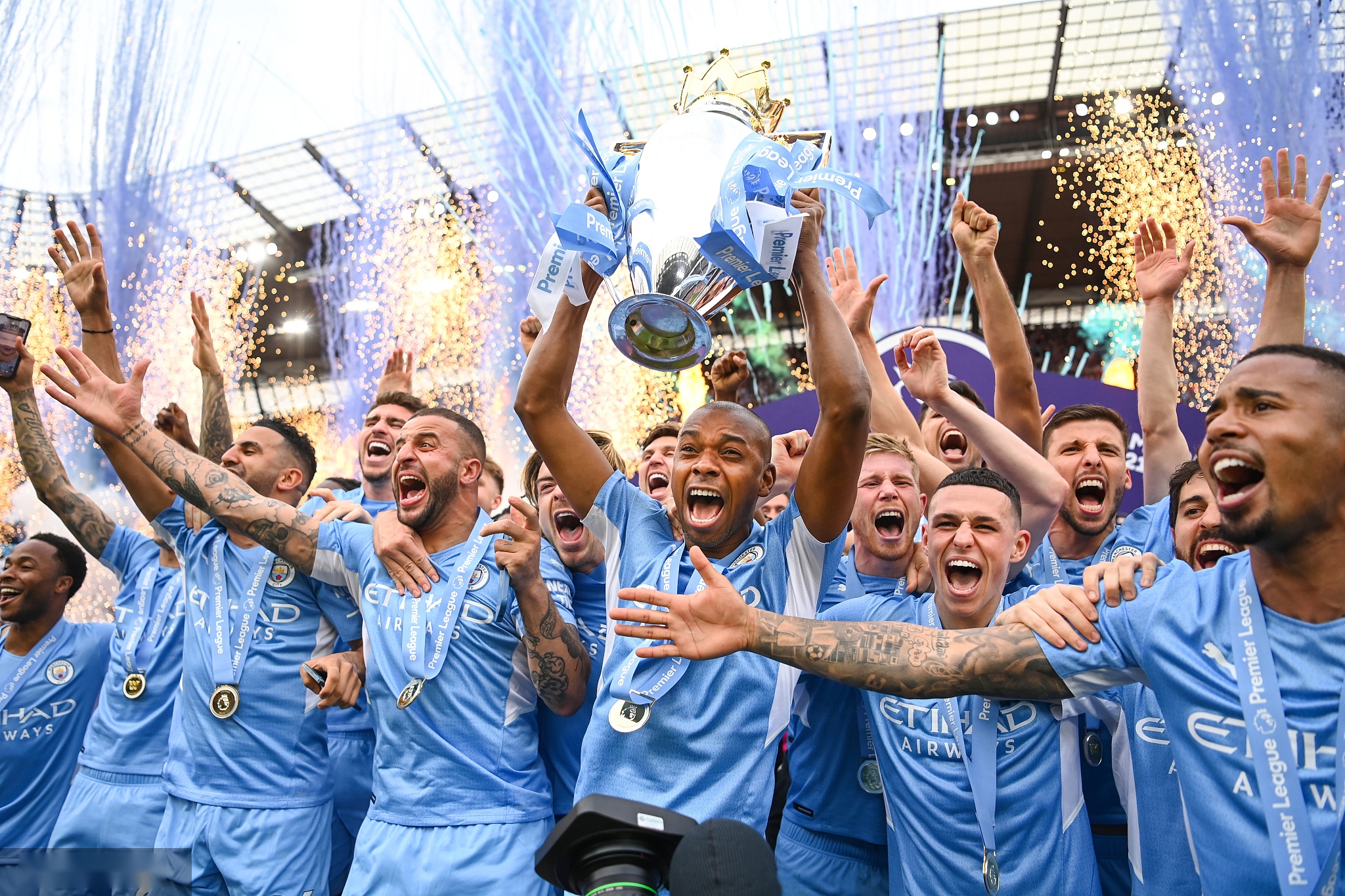 现出惊人的 现出惊人的